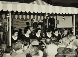 (9/11) Maig de 1959. Rifa de diferents aparells i electrodomèstics. El primer premi era un televisor, el segon una ràdio i el tercer una màquina d’afaitar.