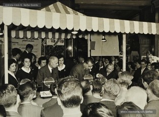 (11/11) Maig de 1959. Rifa de diferents aparells i electrodomèstics. El primer premi era un televisor, el segon una ràdio i el tercer una màquina d’afaitar.