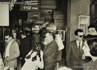 (12/12) Maig de1959. Paradetes amb tot d’ofertes de fira que Magatzems Jorba muntava als porxos que donaven al carrer Nou i al xamfrà de la Plaça de Sant Domènec.