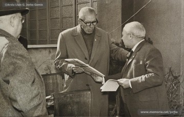 (5/15) 28/11/1965. Per la Fira de Sant Andreu, Can Jorba oferia l’activitat Sardanes a Cal Jorba, al seu terrat. Francesc Juanola Reixach (1891-1968) va composar la sardana titulada “Sardanes a Can Jorba” i a les fotos es veu l’acte de presentació de la sardana. El president del consell d’administració de Magatzems Jorba, Pere Jorba Puigsubirà, rep la partitura de la sardana de mans del seu compositor.