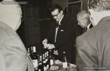 (13/15) 28/11/1965. Per la Fira de Sant Andreu, Can Jorba oferia l’activitat Sardanes a Cal Jorba, al seu terrat. Francesc Juanola Reixach (1891-1968) va composar la sardana titulada “Sardanes a Can Jorba” i a les fotos es veu l’acte de presentació de la sardana. El president del consell d’administració de Magatzems Jorba, Pere Jorba Puigsubirà, rep la partitura de la sardana de mans del seu compositor.