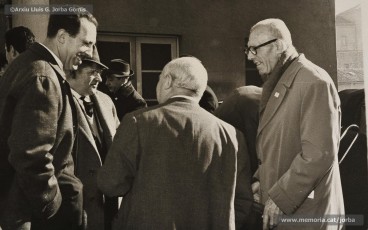 (1/15) 28/11/1965. Per la Fira de Sant Andreu, Can Jorba oferia l’activitat Sardanes a Cal Jorba, al seu terrat. Francesc Juanola Reixach (1891-1968) va composar la sardana titulada “Sardanes a Can Jorba” i a les fotos es veu l’acte de presentació de la sardana. El president del consell d’administració de Magatzems Jorba, Pere Jorba Puigsubirà, rep la partitura de la sardana de mans del seu compositor.