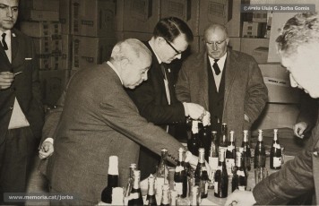 (11/15) 28/11/1965. Per la Fira de Sant Andreu, Can Jorba oferia l’activitat Sardanes a Cal Jorba, al seu terrat. Francesc Juanola Reixach (1891-1968) va composar la sardana titulada “Sardanes a Can Jorba” i a les fotos es veu l’acte de presentació de la sardana. El president del consell d’administració de Magatzems Jorba, Pere Jorba Puigsubirà, rep la partitura de la sardana de mans del seu compositor.