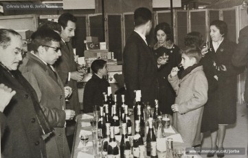 (14/15) 28/11/1965. Per la Fira de Sant Andreu, Can Jorba oferia l’activitat Sardanes a Cal Jorba, al seu terrat. Francesc Juanola Reixach (1891-1968) va composar la sardana titulada “Sardanes a Can Jorba” i a les fotos es veu l’acte de presentació de la sardana. El president del consell d’administració de Magatzems Jorba, Pere Jorba Puigsubirà, rep la partitura de la sardana de mans del seu compositor.