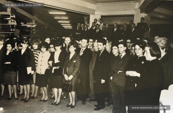 (7/14) Any 1965. Homenatge a Lluis Torra Pujol (1900-1968) amb motiu de la seva jubilació. Aquest empleat havia treballat 50 anys a Can Jorba, a l’administració de la secció de queviures. L’acompanyen Pere Jorba Puigsubirà, a la seva dreta, i Lluís G. Jorba Gomis, a la seva esquerra. Pere Jorba Puigsubirà féu el parlament en nom de l’empresa.