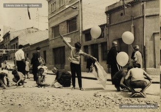 (2/16) Agost de 1966. Magatzems Jorba patrocinava les festes al carrer General Sanjurjo, actualment anomenat carrer de la Llibertat, dins les activitats de la Festa Major manresana. A les fotografies es pot veure la canalla del carrer enlairant globus i preparant estels a l’encreuament entre el carrer de la Llibertat i el carrer de la Font.