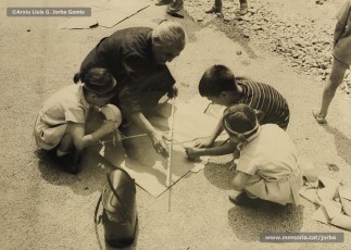 (3/16) Agost de 1966. Magatzems Jorba patrocinava les festes al carrer General Sanjurjo, actualment anomenat carrer de la Llibertat, dins les activitats de la Festa Major manresana. A les fotografies es pot veure la canalla del carrer enlairant globus i preparant estels a l’encreuament entre el carrer de la Llibertat i el carrer de la Font.