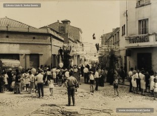 (4/16) Agost de 1966. Magatzems Jorba patrocinava les festes al carrer General Sanjurjo, actualment anomenat carrer de la Llibertat, dins les activitats de la Festa Major manresana. A les fotografies es pot veure la canalla del carrer enlairant globus i preparant estels a l’encreuament entre el carrer de la Llibertat i el carrer de la Font.