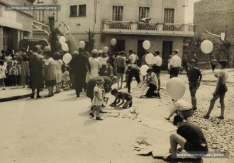 (8/16) Agost de 1966. Magatzems Jorba patrocinava les festes al carrer General Sanjurjo, actualment anomenat carrer de la Llibertat, dins les activitats de la Festa Major manresana. A les fotografies es pot veure la canalla del carrer enlairant globus i preparant estels a l’encreuament entre el carrer de la Llibertat i el carrer de la Font.