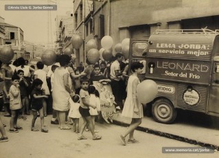 (9/16) Agost de 1966. Magatzems Jorba patrocinava les festes al carrer General Sanjurjo, actualment anomenat carrer de la Llibertat, dins les activitats de la Festa Major manresana. A les fotografies es pot veure la canalla del carrer enlairant globus i preparant estels a l’encreuament entre el carrer de la Llibertat i el carrer de la Font.