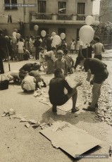 (15/16) Agost de 1966. Magatzems Jorba patrocinava les festes al carrer General Sanjurjo, actualment anomenat carrer de la Llibertat, dins les activitats de la Festa Major manresana. A les fotografies es pot veure la canalla del carrer enlairant globus i preparant estels a l’encreuament entre el carrer de la Llibertat i el carrer de la Font.