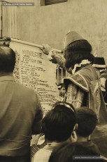 (1/14) Agost de 1966. Magatzems Jorba també patrocinava les festes del carrer de Viladordis dins les activitats de Manresa en Festes de la Festa Major de la ciutat. A les fotografies veiem el cercavila festiu desfilant pel carrer. En una fotografia apareix la furgoneta de Can Jorba on hi havia l’home que inflava els globus per a la canalla.
