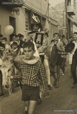 (2/14) Agost de 1966. Magatzems Jorba també patrocinava les festes del carrer de Viladordis dins les activitats de Manresa en Festes de la Festa Major de la ciutat. A les fotografies veiem el cercavila festiu desfilant pel carrer. En una fotografia apareix la furgoneta de Can Jorba on hi havia l’