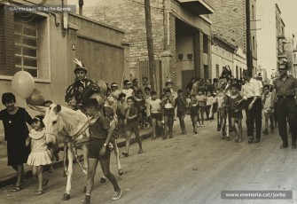 (5/14) Agost de 1966. Magatzems Jorba també patrocinava les festes del carrer de Viladordis dins les activitats de Manresa en Festes de la Festa Major de la ciutat. A les fotografies veiem el cercavila festiu desfilant pel carrer. En una fotografia apareix la furgoneta de Can Jorba on hi havia l’