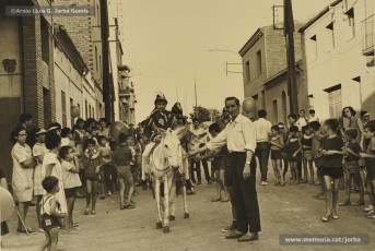 (6/14) Agost de 1966. Magatzems Jorba també patrocinava les festes del carrer de Viladordis dins les activitats de Manresa en Festes de la Festa Major de la ciutat. A les fotografies veiem el cercavila festiu desfilant pel carrer. En una fotografia apareix la furgoneta de Can Jorba on hi havia l’