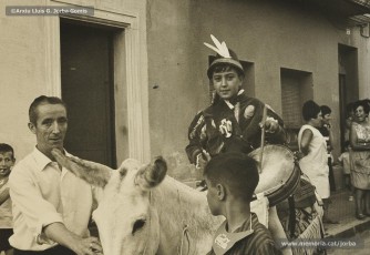 (8/14) Agost de 1966. Magatzems Jorba també patrocinava les festes del carrer de Viladordis dins les activitats de Manresa en Festes de la Festa Major de la ciutat. A les fotografies veiem el cercavila festiu desfilant pel carrer. En una fotografia apareix la furgoneta de Can Jorba on hi havia l’