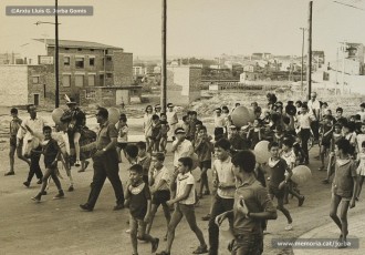 (12/14) Agost de 1966. Magatzems Jorba també patrocinava les festes del carrer de Viladordis dins les activitats de Manresa en Festes de la Festa Major de la ciutat. A les fotografies veiem el cercavila festiu desfilant pel carrer. En una fotografia apareix la furgoneta de Can Jorba on hi havia l’
