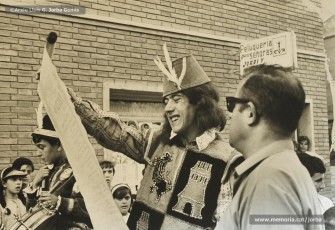 (13/14) Agost de 1966. Magatzems Jorba també patrocinava les festes del carrer de Viladordis dins les activitats de Manresa en Festes de la Festa Major de la ciutat. A les fotografies veiem el cercavila festiu desfilant pel carrer. En una fotografia apareix la furgoneta de Can Jorba on hi havia l’