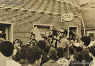 (14/14) Agost de 1966. Magatzems Jorba també patrocinava les festes del carrer de Viladordis dins les activitats de Manresa en Festes de la Festa Major de la ciutat. A les fotografies veiem el cercavila festiu desfilant pel carrer. En una fotografia apareix la furgoneta de Can Jorba on hi havia l’