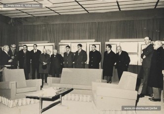 (2/7) Febrer de 1967. Acte de presentació, amb la intervenció de Pere Jorba Puigsubirà, i visita dels assistents a l’exposició.