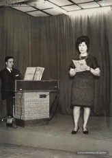 (3/4) Febrer de 1967. Recital de cançons d’Apel·les Mestres interpretades per Sabina Fornell Morató (1929-2016), cantaire de l'Orfeó Manresà i poetessa, acompanyada a l’orgue per Ignasi Torras Garcia, mestre de capella de la Seu.