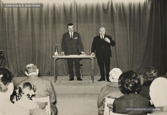 (1/6) 5/3/1967. Conferència sobre Apel·les Mestres a càrrec d’Antoni Boada, publicista i promotor de l’exposició. Pere Jorba Puigsubirà presenta el conferenciant.