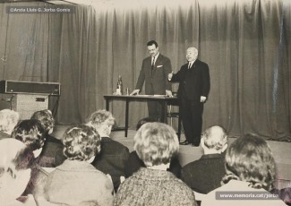 (2/6) 5/3/1967. Conferència sobre Apel·les Mestres a càrrec d’Antoni Boada, publicista i promotor de l’exposició. Pere Jorba Puigsubirà presenta el conferenciant.