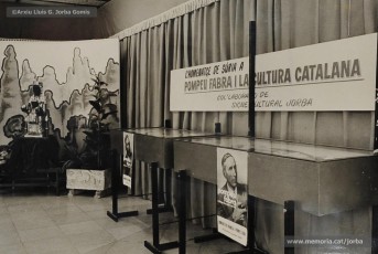 (16/17) Setembre de 1968. Exposició dedicada a la llengua catalana i a Pompeu Fabra al Signe Cultural Jorba, a la 5ª planta dels magatzems.