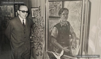 (1/2) Febrer de 1969. Imatge de Magí Carrió Plans, gerent de Magatzems Jorba, al costat d’un retrat de Lluís Uró pintat per Evarist Basiana.
