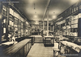 (1/5) Any 1933. En aquesta data a la planta baixa, hi havia la secció de teixits, la secció de cotons, camiseria, gèneres de punt, perfumeria i complements, els teixits al detall i la caixa.