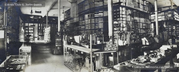 (2/5) Any 1933. En aquesta data a la planta baixa, hi havia la secció de teixits, la secció de cotons, camiseria, gèneres de punt, perfumeria i complements, els teixits al detall i la caixa.