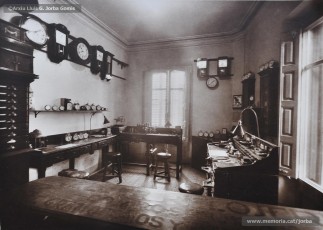 (1/7) Any 1933. Segon pis: secció de rellotgeria; secció d’esport, caça i pesca; secció d’ornaments religiosos i estatuària; secció de barrets i gorres; confecció de camises a mida; secció d’objectes de regal i secció de joieria, bijuteria, òptica i fotografia.