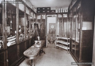 (2/7) Any 1933. Segon pis: secció de rellotgeria; secció d’esport, caça i pesca; secció d’ornaments religiosos i estatuària; secció de barrets i gorres; confecció de camises a mida; secció d’objectes de regal i secció de joieria, bijuteria, òptica i fotografia.