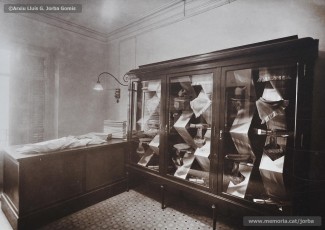 (5/7) Any 1933. Segon pis: secció de rellotgeria; secció d’esport, caça i pesca; secció d’ornaments religiosos i estatuària; secció de barrets i gorres; confecció de camises a mida; secció d’objectes de regal i secció de joieria, bijuteria, òptica i fotografia.