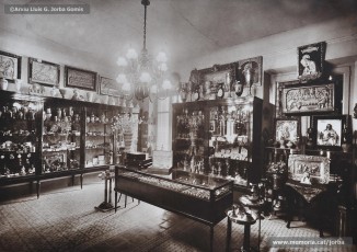 (6/7) Any 1933. Segon pis: secció de rellotgeria; secció d’esport, caça i pesca; secció d’ornaments religiosos i estatuària; secció de barrets i gorres; confecció de camises a mida; secció d’objectes de regal i secció de joieria, bijuteria, òptica i fotografia.