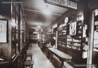 (7/7) Any 1933. Segon pis: secció de rellotgeria; secció d’esport, caça i pesca; secció d’ornaments religiosos i estatuària; secció de barrets i gorres; confecció de camises a mida; secció d’objectes de regal i secció de joieria, bijuteria, òptica i fotografia.