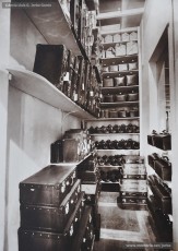 (4/4) Any 1933. Primer pis: seccions de roba de llana, sederia i pells d’abric; secció de sasteria, draperia i roba confeccionada; secció de sabateria i secció d’articles de pell per a viatge.