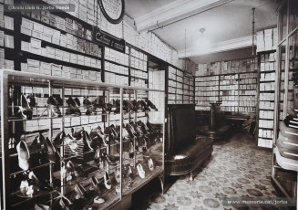 (3/4) Any 1933. Primer pis: seccions de roba de llana, sederia i pells d’abric; secció de sasteria, draperia i roba confeccionada; secció de sabateria i secció d’articles de pell per a viatge.