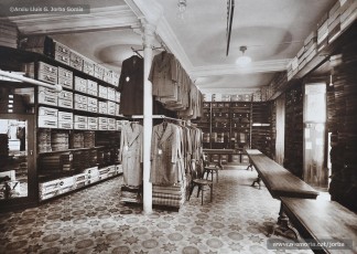 (2/4) Any 1933. Primer pis: seccions de roba de llana, sederia i pells d’abric; secció de sasteria, draperia i roba confeccionada; secció de sabateria i secció d’articles de pell per a viatge.