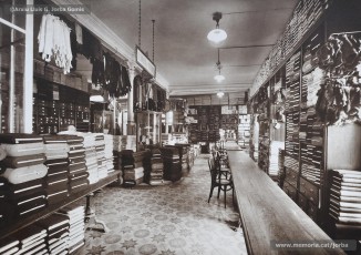 (1/4) Any 1933. Primer pis: seccions de roba de llana, sederia i pells d’abric; secció de sasteria, draperia i roba confeccionada; secció de sabateria i secció d’articles de pell per a viatge.