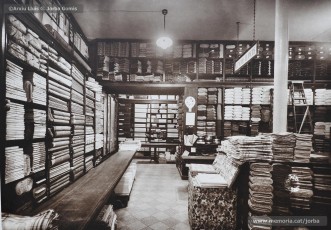 (3/5) Any 1933. En aquesta data a la planta baixa, hi havia la secció de teixits, la secció de cotons, camiseria, gèneres de punt, perfumeria i complements, els teixits al detall i la caixa.