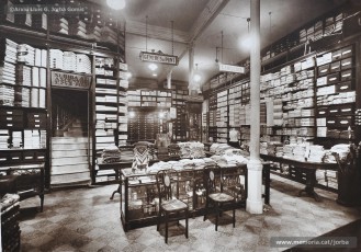 (4/5) Any 1933. En aquesta data a la planta baixa, hi havia la secció de teixits, la secció de cotons, camiseria, gèneres de punt, perfumeria i complements, els teixits al detall i la caixa.