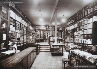 (5/5) Any 1933. En aquesta data a la planta baixa, hi havia la secció de teixits, la secció de cotons, camiseria, gèneres de punt, perfumeria i complements, els teixits al detall i la caixa.