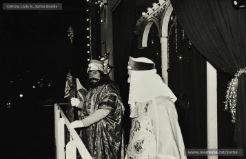 (1/2) Festes de Nadal 1958. Façana dels Magatzems Jorba que donava a la Muralla del Carme i on hi havia l’emissari reial. Els Magatzems Jorba van iniciar la recollida de cartes dels nens per part de l’emissari reial per animar les compres durant totes les festes de Nadal i no concentrar tot el negoci comercial només el dia abans de Reis.