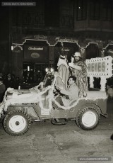 (9/9) 27/12/1958. Arribada de l’emissari reial. Tomàs Serra era qui representava aquest personatge. Vistes de la munió de gent que omplia les voreres i la calçada de la Muralla del Carme davant can Jorba.
