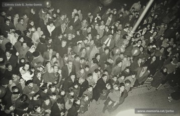 (6/9) 27/12/1958. Arribada de l’emissari reial. Tomàs Serra era qui representava aquest personatge. Vistes de la munió de gent que omplia les voreres i la calçada de la Muralla del Carme davant can Jorba.