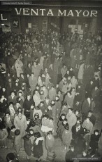 (7/9) 27/12/1958. Arribada de l’emissari reial. Tomàs Serra era qui representava aquest personatge. Vistes de la munió de gent que omplia les voreres i la calçada de la Muralla del Carme davant can Jorba.