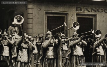 (2/5) 1/1/1963. Pregó de l’arribada dels Reis a Can Jorba que es feia a diferents indrets de la ciutat. Aquí el veiem al carrer d’Àngel Guimerà, a la plaça de Sant Domènec i a la carretera de Vic. El pregoner era Ramon Sibila Basullas.