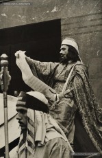 (1/5) 1/1/1963. Pregó de l’arribada dels Reis a Can Jorba que es feia a diferents indrets de la ciutat. Aquí el veiem al carrer d’Àngel Guimerà, a la plaça de Sant Domènec i a la carretera de Vic. El pregoner era Ramon Sibila Basullas.