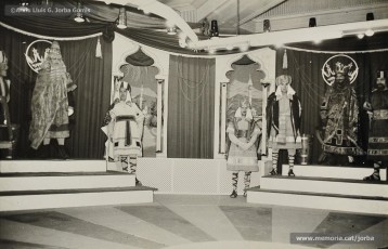 (1/2) 5/1/1963. Els trons dels tres Reis Mags al primer pis de Can Jorba.